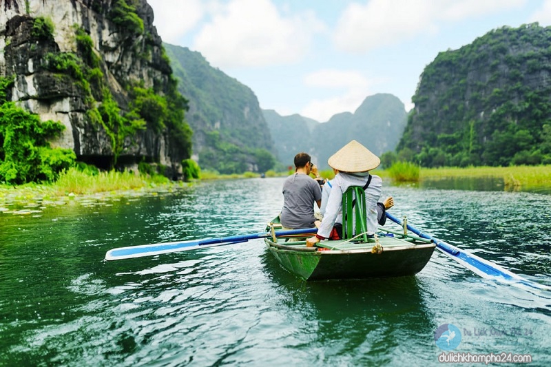 Tam Coc is a scenic complex with three natural caves, including Ca cave, Hai cave and Ba cave. All three of these caves were built by