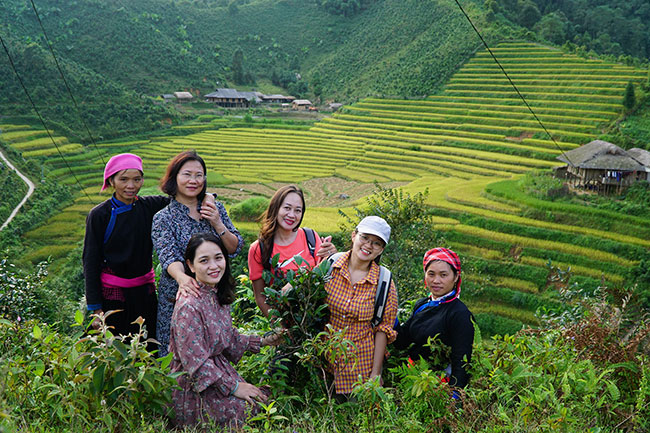 Bac Ha near Sapa Vietnam also has all the other beautiful sights of the Northwest highlands. On the way, visitors can easily see the scenery o