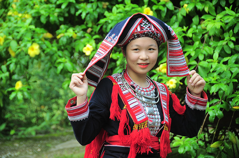 Like many other costumes of the Dao in Sapa Vietnam, a complete traditional costume of the Red Dao includes a scarf, hat, shirt, pants, belt, and leg leggings