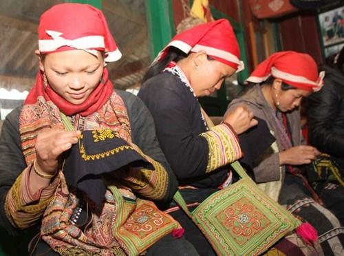 In addition to tourism services, the Dao people in Sapa Vietnam also know how to promote traditional cultural heritage