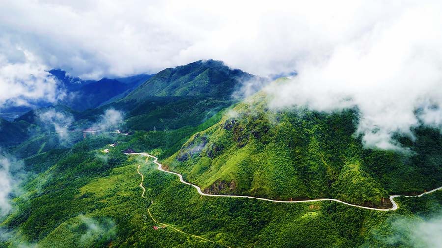 Located at a height of 2000m above sea level, O Quy Ho pass is one of many landscapes that Creator has given to the mountainous region of Sapa