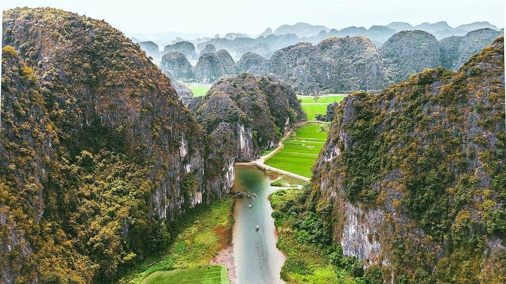 The best place to enjoy the scenery of Tam Coc Ninh Binh from above is Hang Mua. After conquering nearly 500 stone steps to reach Mua Cave, the space that opens before visitors will be a charming landscape paintin