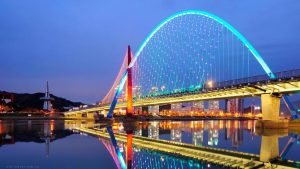 Daejeon easily conquers thousands of tourists around the world because of its extremely modern beauty, and is considered a paradise for people who love researching and developing new technology.